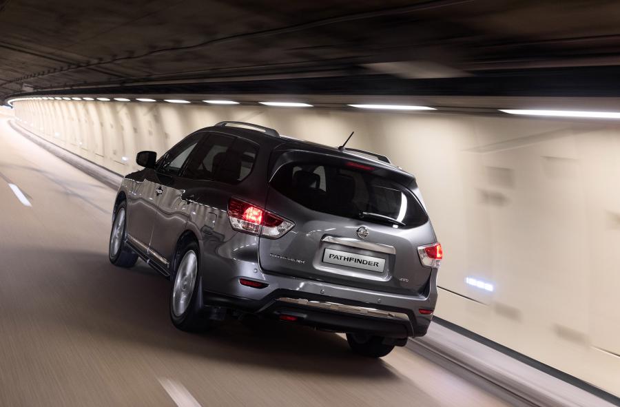  Nissan Pathfinder Hybrid 2015 года  (фото 14 из 29)